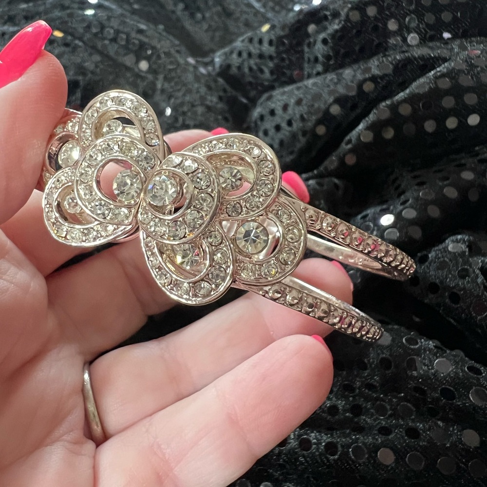 Sparkling silver tone ladies bracelet with beautiful rhinestones